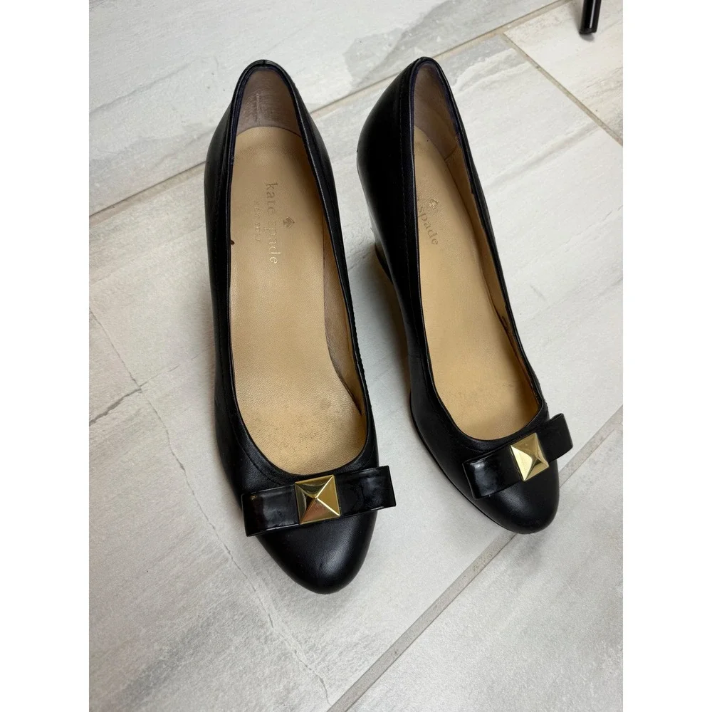 Kate Spade New York Womens Black Leather Bow Pyramid Stud Wedge Pumps Size 7M